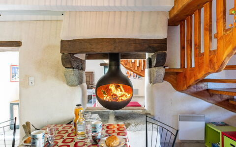 Les Trois Baudets: Proprietà, Tavola, Controsoffitto, Legna, Arancia, Interior Design, Tavolo, Costruzione, Illuminazione, Pavimentazione