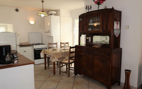 Ty Breiz: Proprietà, Mobilia, Costruzione, Cabinetry, Tavolo, Legna, Interior Design, Pavimento, Casa, Pavimentazione