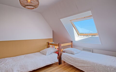Belle Vue Mer et Groix: Mobilia, Proprietà, Comfort, Legna, Tessile, Shade, Interior Design, Pavimentazione, Letto, Pavimento