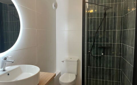 Belle Vue Mer et Groix: Idraulico Fixture, Bagno, Pavimentazione, Interior Design, Pavimento, Lavandino Del Bagno, Idraulico, Lavello, Gabinetto, Rubinetto