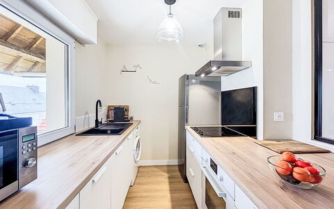 Belle Vue Mer et Groix: Controsoffitto, Cucina, Interior Design, Elettrodomestico Da Cucina, Mobilia, Pavimentazione, Apparecchio Major, Cabinetry, Legna, Soffitto