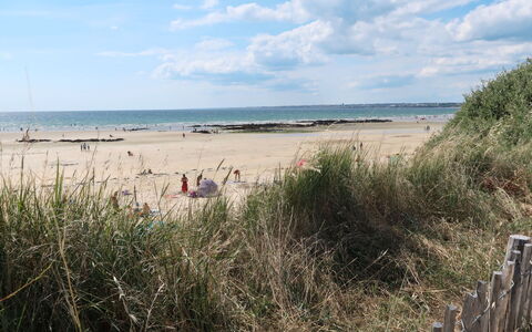 Belle Vue Mer et Groix: Tavolo, Proprietà, Cabinetry, Costruzione, Dishware, Legna, Controsoffitto, Interior Design, Tavola, Elettrodomestico Da Cucina