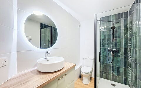 Belle Vue Mer et Groix: Bagno, Pavimentazione, Interior Design, Idraulico Fixture, Pavimento, Lavandino Del Bagno, Soffitto, Gabinetto, Idraulico, Rubinetto