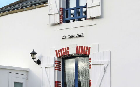 Ty Tan-Nie: Pianta, Cielo, Costruzione, Proprietà, Finestra, Porta, Azzurro, Legna, Architettura