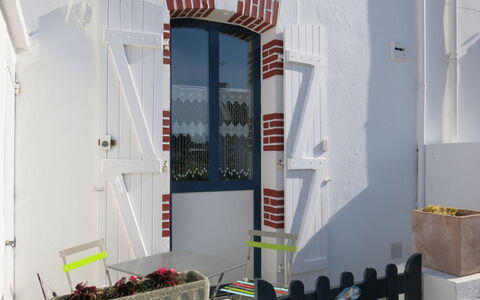 Ty Tan-Nie: Proprietà, Costruzione, Porta, Legna, Casa, Finestra, Facciata, Bandiera, Soffitto, Porta A Casa