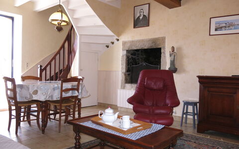 Ty Tan-Nie: Tavolo, Mobilia, Proprietà, Costruzione, Sedia, Finestra, Divano, Legna, Cornice, Interior Design