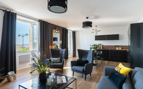 Raffinement, Confort et Vue Mer: Pianta, Acqua, Proprietà, Mobilia, Costruzione, Tavolo, Finestra, Azzurro, Sedia, Interior Design