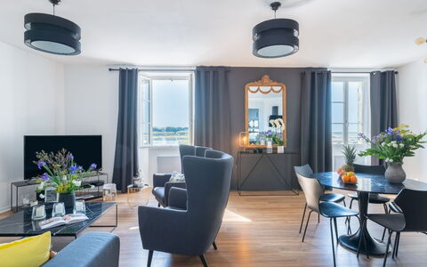 Raffinement, Confort et Vue Mer: Pianta, Acqua, Proprietà, Mobilia, Costruzione, Tavolo, Finestra, Azzurro, Sedia, Interior Design