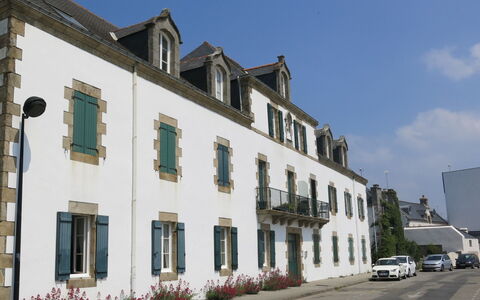 Raffinement, Confort et Vue Mer: Pianta, Acqua, Proprietà, Mobilia, Costruzione, Tavolo, Finestra, Azzurro, Sedia, Interior Design