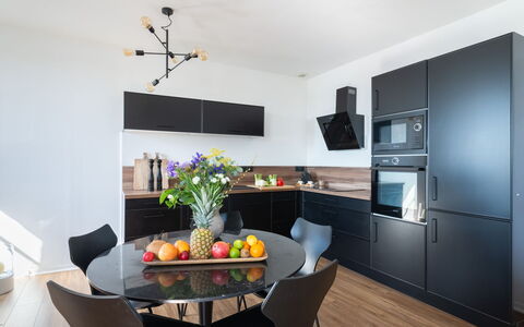 Raffinement, Confort et Vue Mer: Pianta, Acqua, Proprietà, Mobilia, Costruzione, Tavolo, Finestra, Azzurro, Sedia, Interior Design