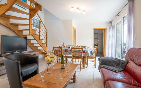Gîte des Perdrix: Mobilia, Tavolo, Proprietà, Legna, Interior Design, Illuminazione, Arancia, Sedia, Pavimentazione, Pavimento