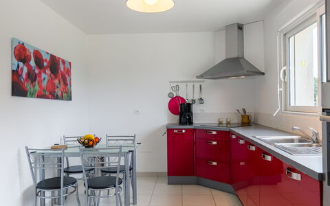 Va Zi Bihan: Cabinetry, Mobilia, Proprietà, Lavello, Tavolo, Controsoffitto, Rubinetto, Interior Design, Sedia, Illuminazione