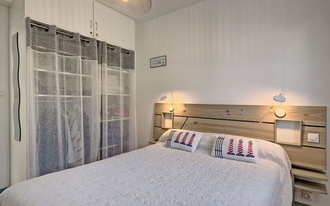 Melflo: Mobilia, Costruzione, Comfort, Telaio Del Letto, Legna, Illuminazione, Interior Design, Cabinetry, Lampada, Letto