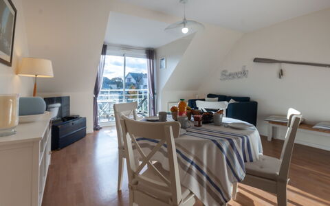 Marjolaine: Mobilia, Tavolo, Proprietà, Sedia, Cabinetry, Illuminazione, Legna, Interior Design, Cucina & Sala Da Pranzo Tavolo, Pavimentazione