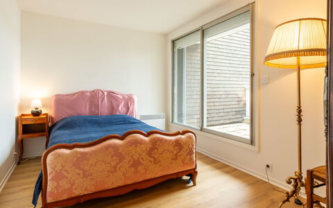 Cabourg 100: Mobilia, Letto, Interior Design, Camera Da Letto, Pavimento, Pavimentazione, Parete, Lenzuolo, Bedding, Legna