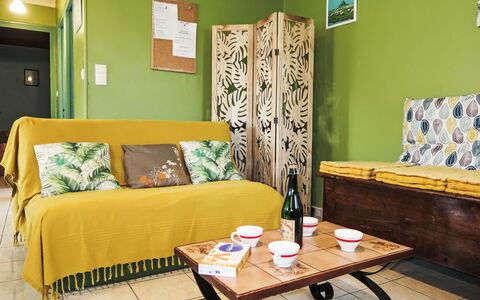 L'Egven: Mobilia, Proprietà, Tavolo, Verde, Decorazione, Comfort, Divano, Legna, Tessile, Interior Design