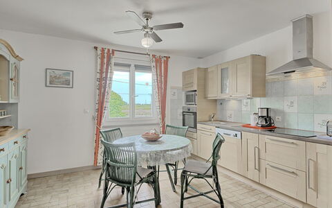 La Roseraie: Cabinetry, Mobilia, Proprietà, Controsoffitto, Tavolo, Bianca, Legna, Interior Design, Cucina, Ventilatore