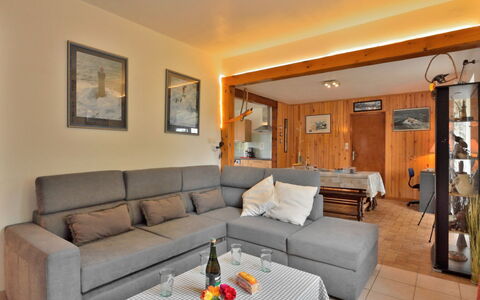 La Roseraie: Divano, Mobilia, Proprietà, Cornice, Tavolo, Soggiorno, Interior Design, Divano Letto, Pavimento, Parete