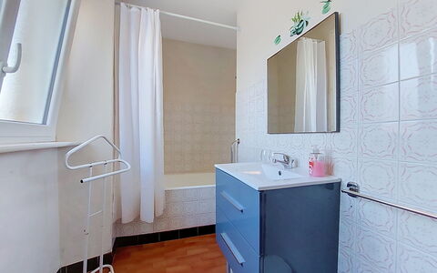 Ty Maï Pi: Pavimentazione, Pavimento, Interior Design, Idraulico Fixture, Piastrella, Bagno, Idraulico, Camera, Soffitto, Rubinetto