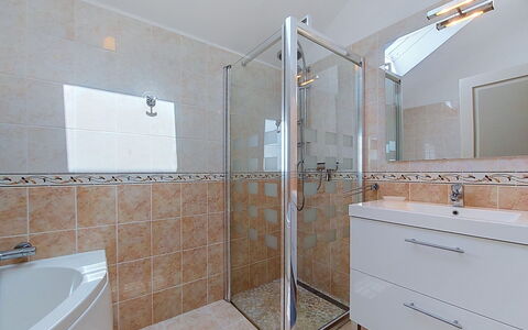 Le Sémaphore: Idraulico Fixture, Bagno, Pavimentazione, Interior Design, Lavello, Pavimento, Rubinetto, Lavandino Del Bagno, Idraulico, Specchio