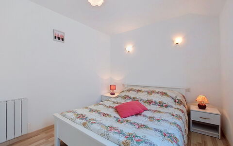 Le Sémaphore: Letto, Camera Da Letto, Interior Design, Mobilia, Lenzuolo, Soffitto, Legna, Bedding, Camera, Pavimento
