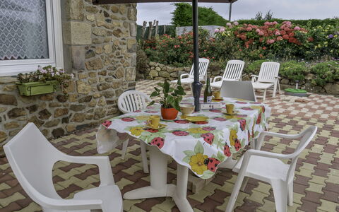 Chez Yvonne: Tavolo, Pianta, Mobilia, Proprietà, Sedia, Finestra, Tavolo Esterno, Vaso Di Fiori, Ombrello, Tovaglia