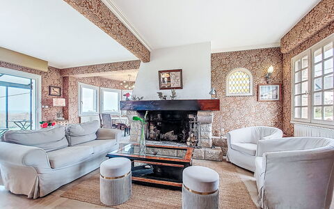 La Rotonde: Mobilia, Interior Design, Parete, Pavimentazione, Pavimento, Legna, Soffitto, Divano, Camera, Soggiorno