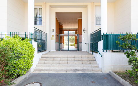 Cabourg 132: Pianta, Costruzione, Porta, Zona Residenziale, Immobiliare, Le Scale, Erba, Pavimentazione, Facciata