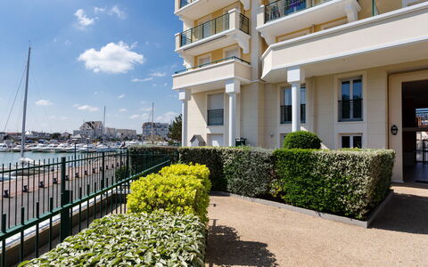 Cabourg 132: Pianta, Costruzione, Cielo, Giorno, Proprietà, Nube, Finestra, Fiore, Urban Design, Quartiere