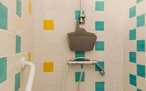 Gîte au Jardin: Proprietà, Idraulico Fixture, Prodotto, Azzurro, Viola, Costruzione, Tessile, Rettangolo, Interior Design, Bagno