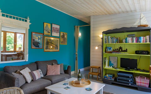 Gîte au Jardin: Mobilia, Divano, Tavolo, Azzurro, Cornice, Soggiorno, Mensola, Pavimento, Divano Letto, Parete