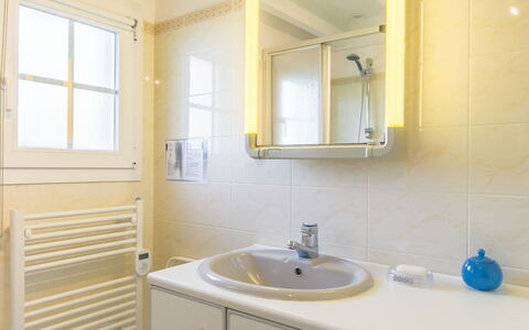Tal Ar Mor: Specchio, Rubinetto, Lavello, Mobiletto Del Bagno, Cabinetry, Proprietà, Idraulico Fixture, Mobilia, Costruzione, Controsoffitto