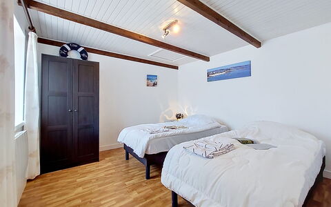 Ti an Naod: Letto, Camera Da Letto, Pavimento, Legna, Pavimentazione, Soffitto, Lenzuolo, Interior Design, Bedding, Pavimento In Legno