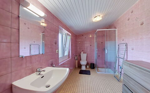 Ti an Naod: Idraulico Fixture, Bagno, Pavimentazione, Interior Design, Lavandino Del Bagno, Pavimento, Lavello, Rubinetto, Soffitto, Idraulico