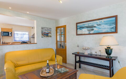 L'Hermine: Tavolo, Proprietà, Cornice, Mobilia, Azzurro, Legna, Illuminazione, Divano, Comfort, Interior Design