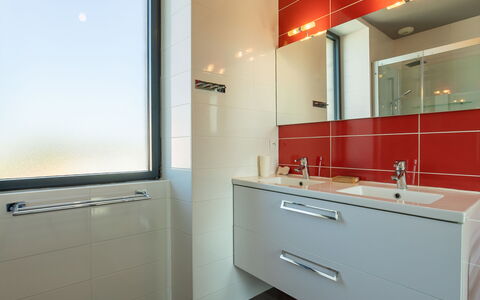 Ty Angèle: Pavimentazione, Interior Design, Idraulico Fixture, Mobiletto Del Bagno, Pavimento, Bagno, Idraulico, Rubinetto, Lavello, Lavandino Del Bagno
