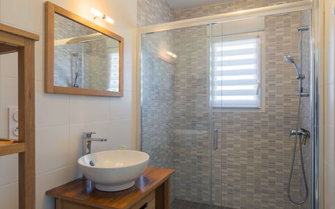 Tal Ar Mor: Bagno, Lavandino Del Bagno, Pavimentazione, Idraulico Fixture, Interior Design, Parete, Pavimento, Specchio, Lavello, Mobiletto Del Bagno