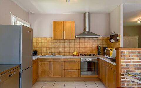 Ker Jean: Cabinetry, Controsoffitto, Proprietà, Lavello, Lavandino Della Cucina, Costruzione, Cucina, Legna, Interior Design, Cucina Stufa