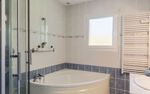 Ker Jean: Vasca Da Bagno, Idraulico Fixture, Proprietà, Finestra, Costruzione, Rubinetto, Bagno, Doccia, Illuminazione