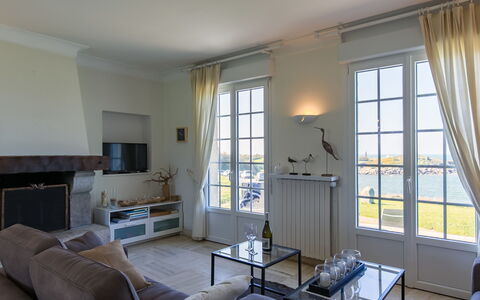 Cam Louis: Finestra, Costruzione, Cornice, Divano, Interior Design, Legna, Shade, Pavimento, Porta