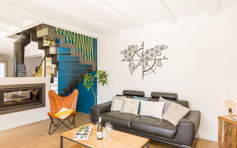 Breizh Riviera: Tavolo, Mobilia, Divano, Comfort, Legna, Soggiorno, Divano Letto, Pianta, Interior Design, Architettura