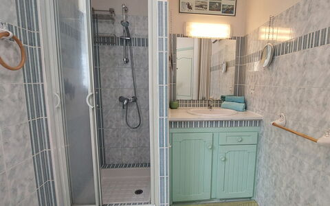 Nature et Mer: Idraulico Fixture, Pavimentazione, Lavandino Del Bagno, Pavimento, Interior Design, Bagno, Idraulico, Lavello, Rubinetto, Piastrella