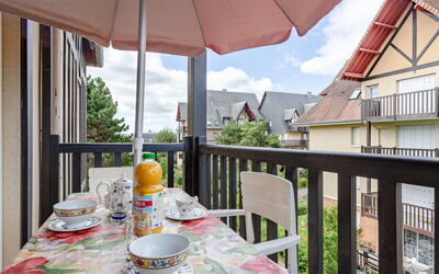 Cabourg 180: Tavola, Cielo, Tavolo, Proprietà, Pianta, Mobilia, Costruzione, Nube, Dishware, Tazza