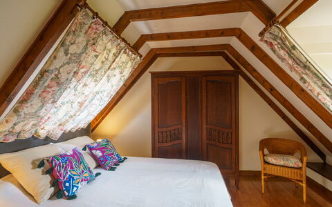 Chez Jeanne: Mobilia, Proprietà, Costruzione, Finestra, Comfort, Legna, Tessile, Interior Design, Pavimento, Letto