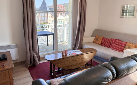 Le Manoir: Mobilia, Pavimentazione, Appartamento, Pavimento, Interior Design, Sedia, Color Legno, Latifoglie, Balcone, Tavolino Da Caffè