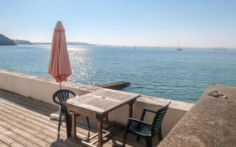 Les Embruns: Acqua, Cielo, Tavolo, Mobilia, Azzurro, Pianta, Mobili Da Esterno, Legna, Tavolo Esterno, Sedia