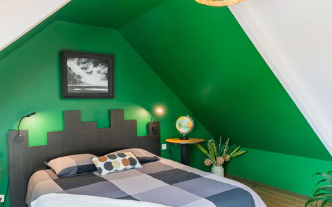 Tregunc 634: Proprietà, Mobilia, Verde, Comfort, Blu, Interior Design, Lampada, Telaio Del Letto, Pavimento, Parete