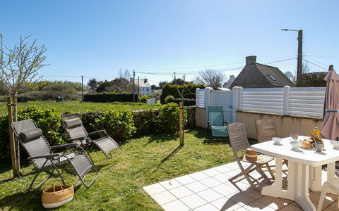 Ty Croisic: Mobilia, Mobili Da Esterno, Sedia, Shade, Giardino, Tavolo Esterno, Landscaping, Cortile, Prato, Backyard