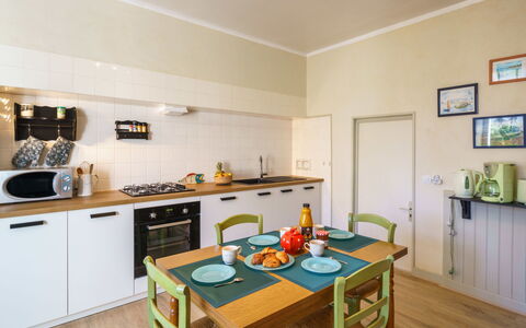 Ty Martelod: Cabinetry, Controsoffitto, Legna, Cucina, Pavimentazione, Interior Design, Elettrodomestico Da Cucina, Pavimento, Elettrodomestico, Cucina Stufa