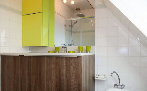 Tal Ar Mor: Bagno, Camera, Proprietà, Piastrella, Giallo, Interior Design, Lavello, Rubinetto, Parete, Mobiletto Del Bagno